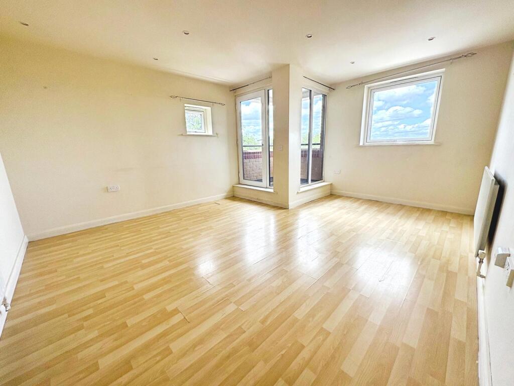 Apartment in Aylesbury, Buckinghamshire - View 2