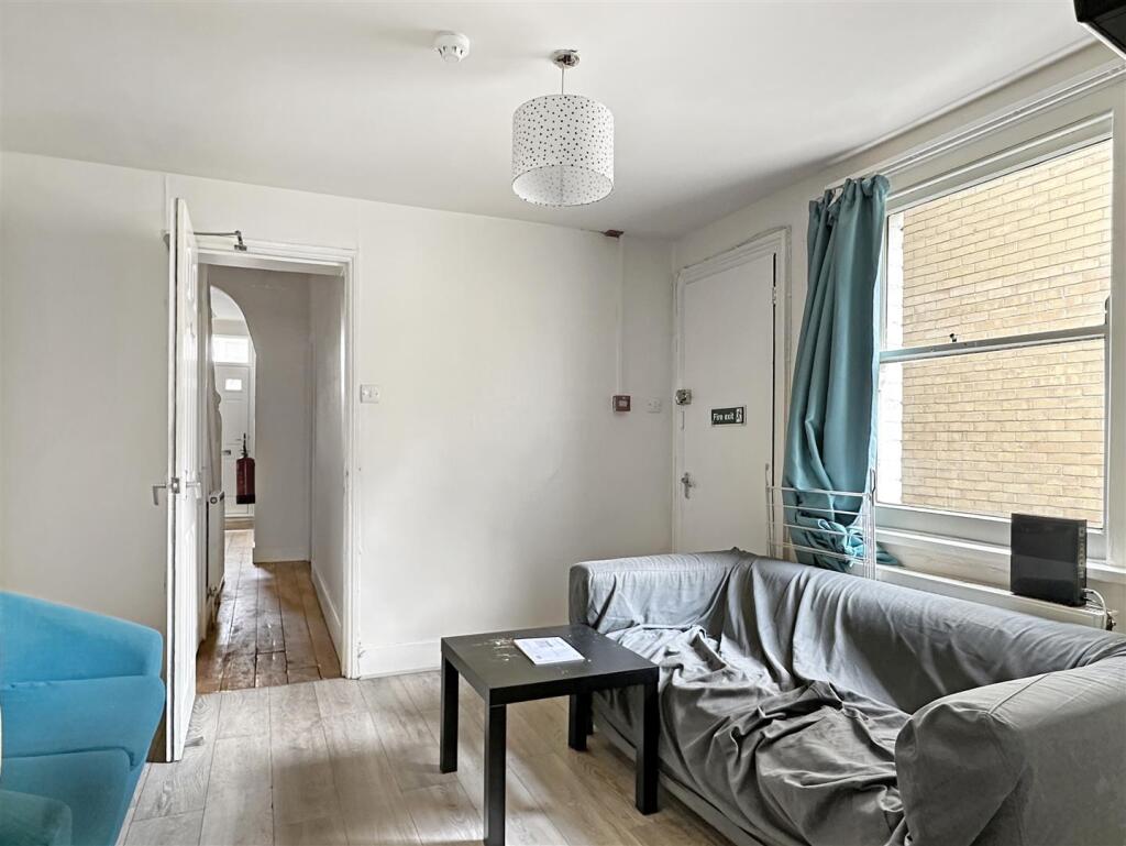 Room 2, Devonshire Road, Cambridge - View 5