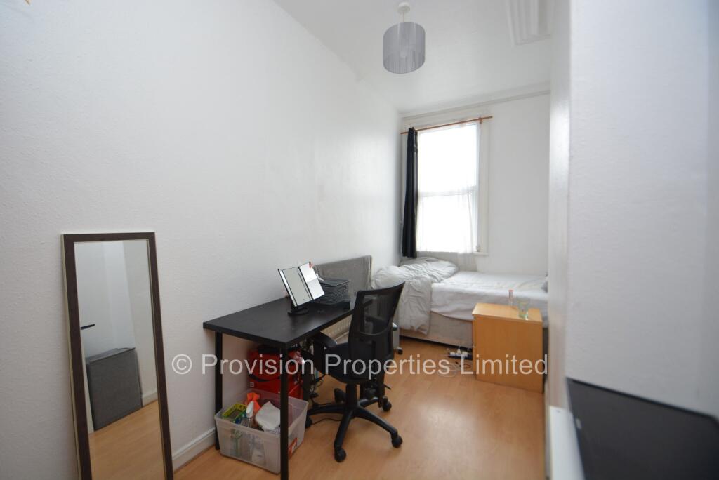 6 bedroom detached house for rent