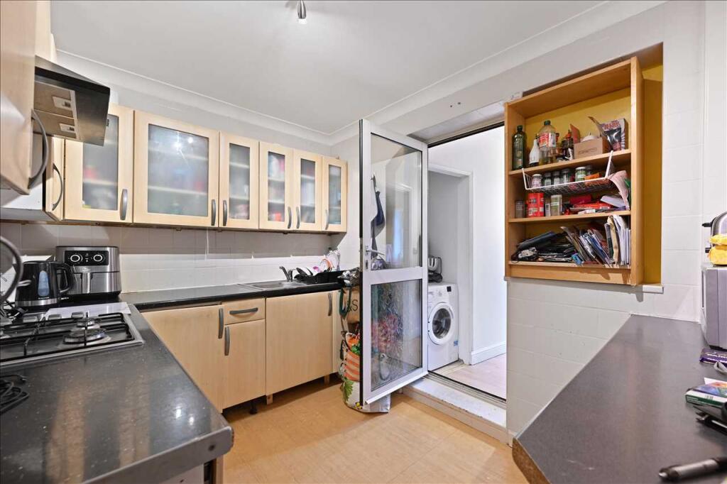 House in Sutton - View 3