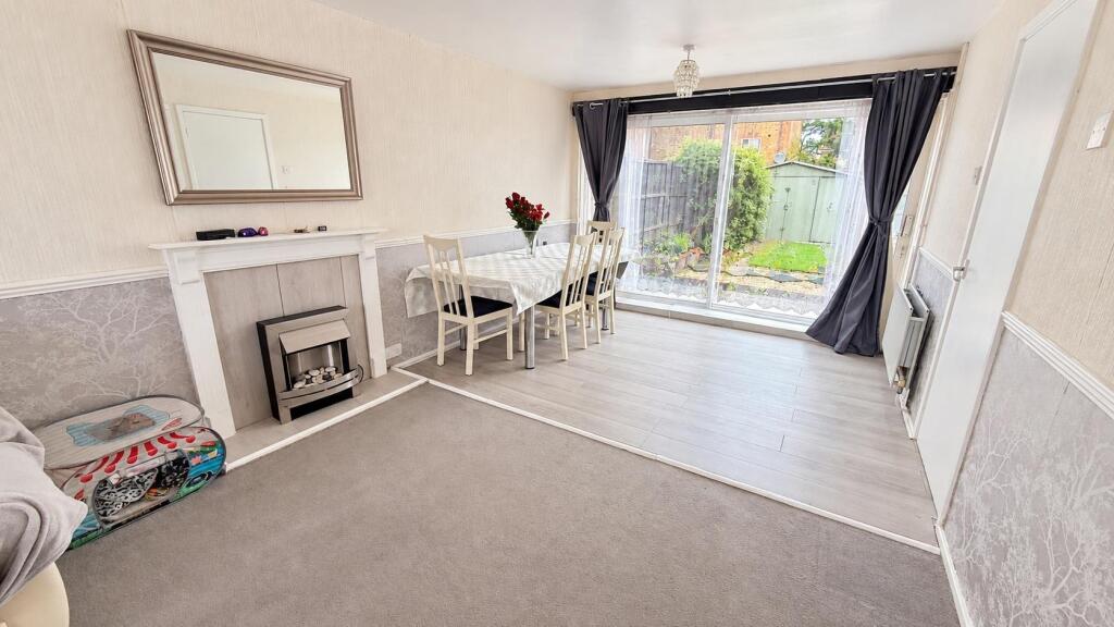 House in Waltham Cross, Cheshunt - More