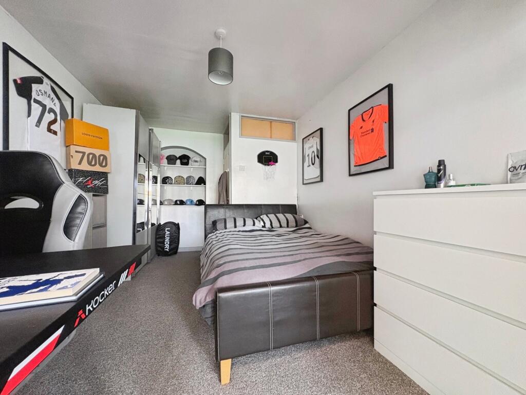 House in Waverley, Heath End, Farnham - More