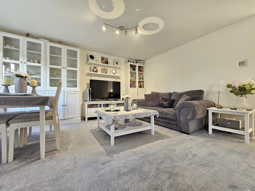 Apartment in Reading, Lower Earley, Earley - View 4