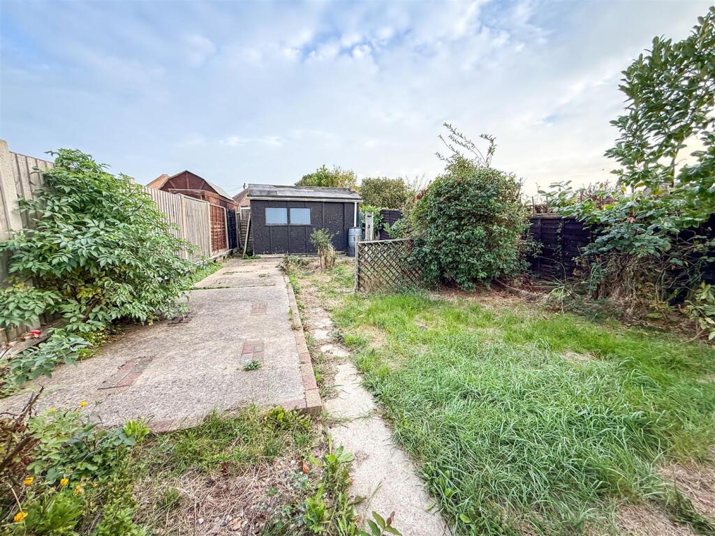 Balmoral Avenue, Clacton-On-Sea, Essex photo 4