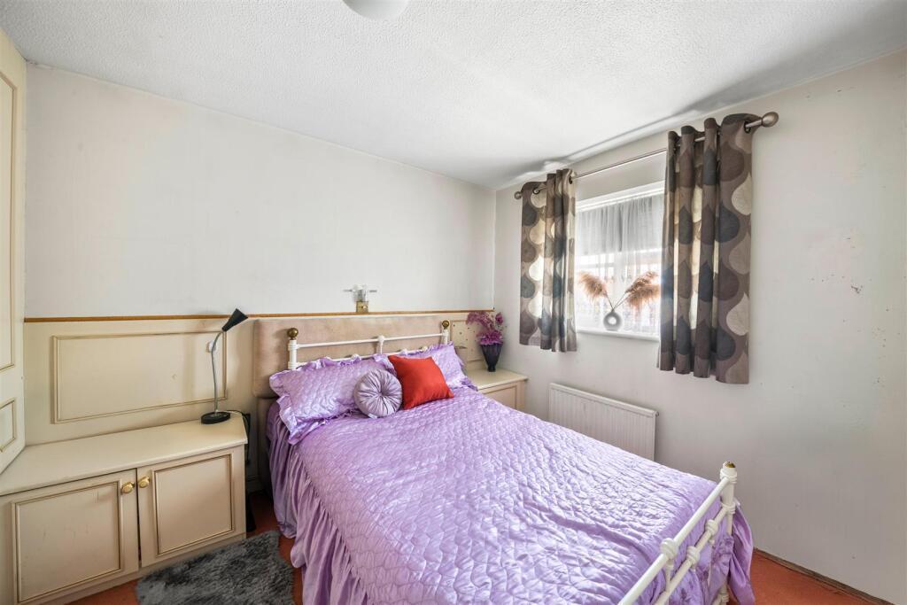 Dunsmore Close, Hayes, Middlesex, UB4 9RJ photo 2