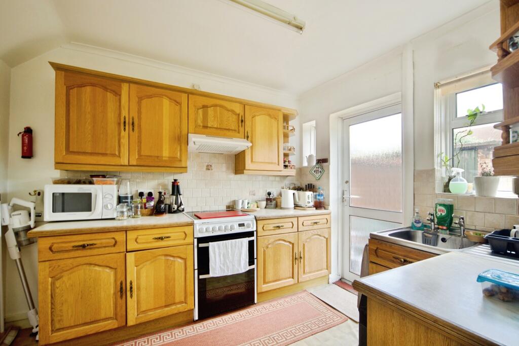 House in Broxbourne, Waltham Cross - View 3