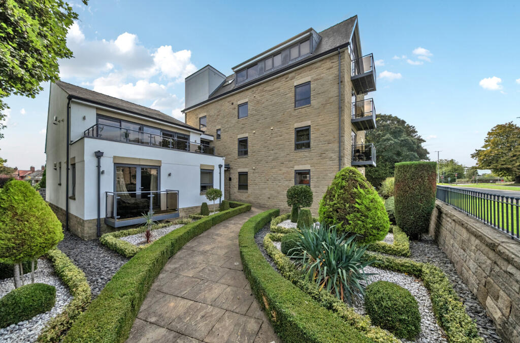 2-bed flat on Harrogate Road, Alwoodley, Leeds, LS17, £250,000