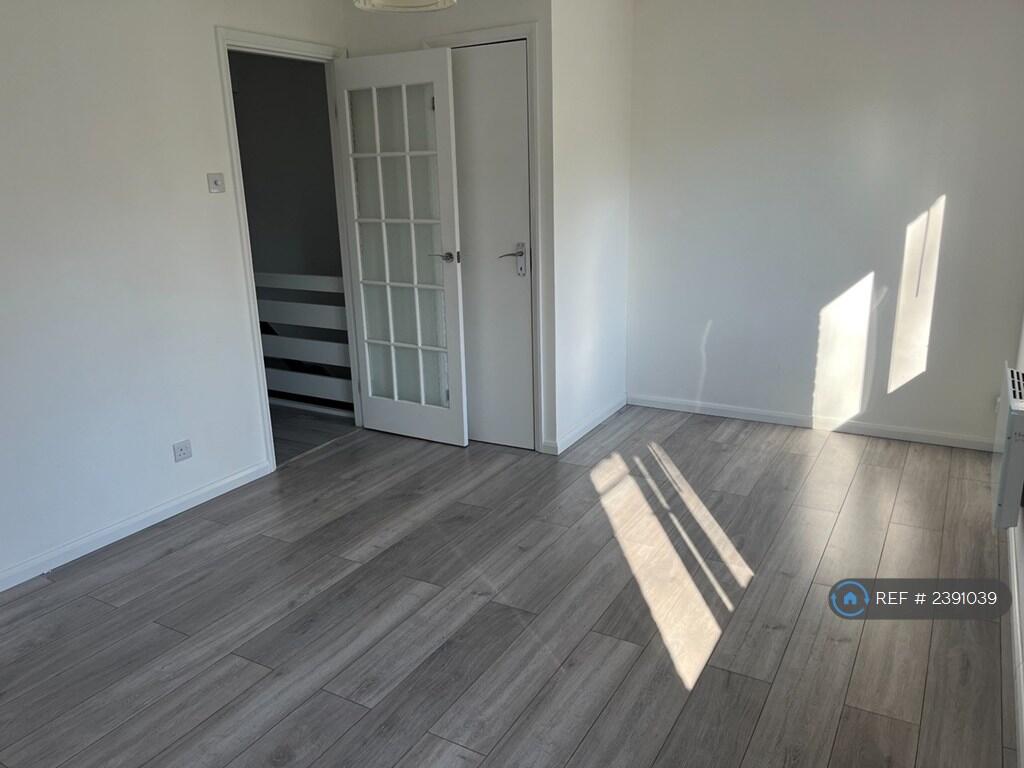 Apartment in St Albans, Sandridge - View 3
