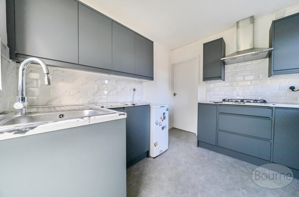 Apartment in Farnham, Shortheath - View 4