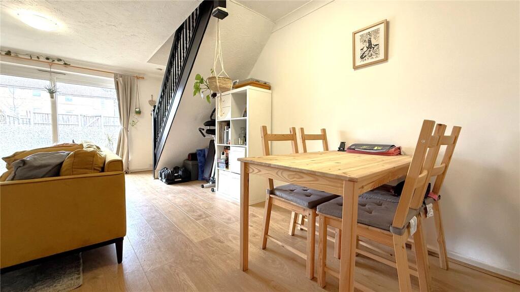 Ashdale Close, Staines-upon-Thames, Surrey, TW19 photo 2