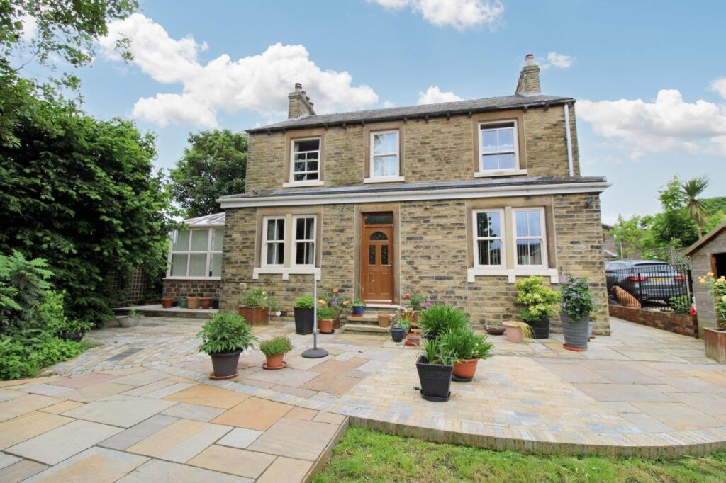 4-bed detached on Manor Occupation Road, Royston, Barnsley, £425,000
