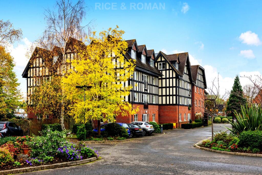1-bed house on Hinchley Manor, Hinchley Wood, £325,000