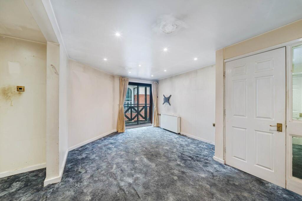 Apartment in Salford, Greater Manchester - View 4