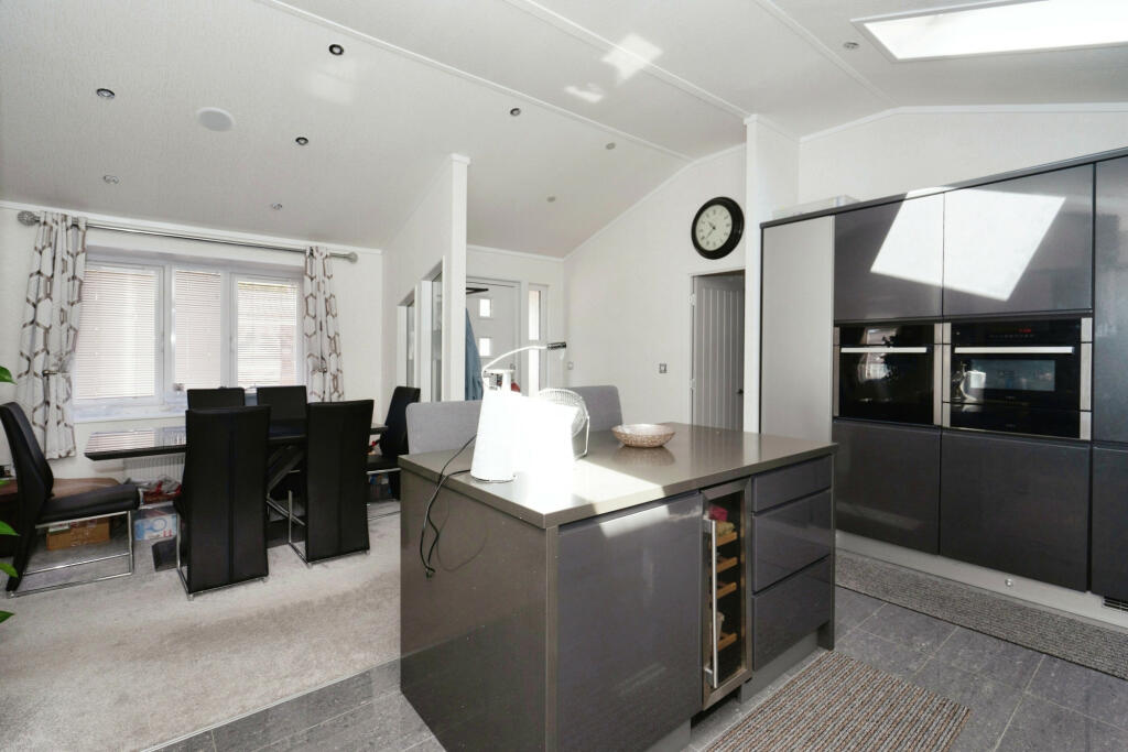 Billingshurst, West Sussex, RH14 photo 4
