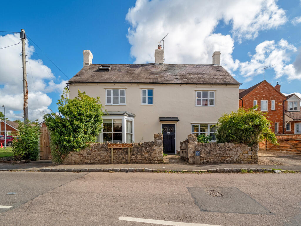 5-bed detached on Main Street Gawcott Nr Buckingham. Buckinghamshire, MK18 4HZ, £800,000