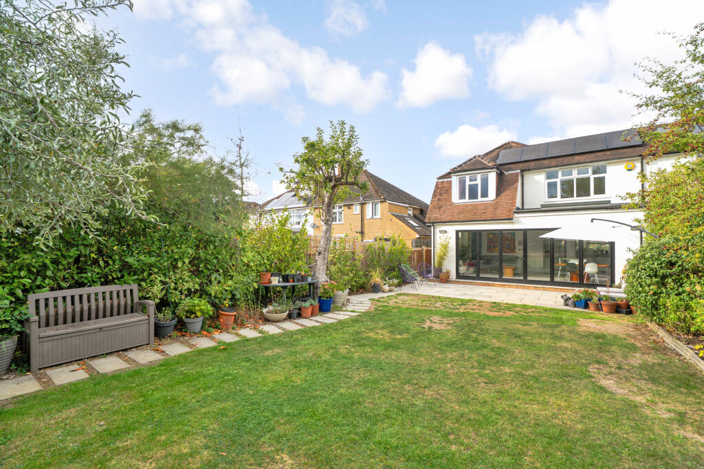House in Kingston upon Thames - More
