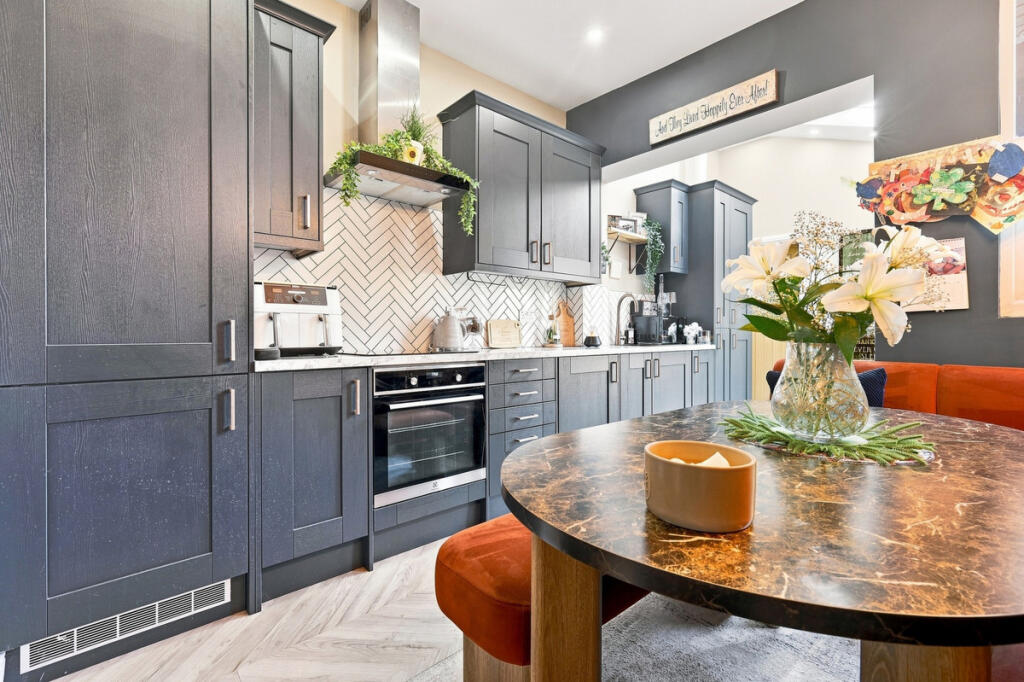Apartment in Southend-on-Sea - View 4