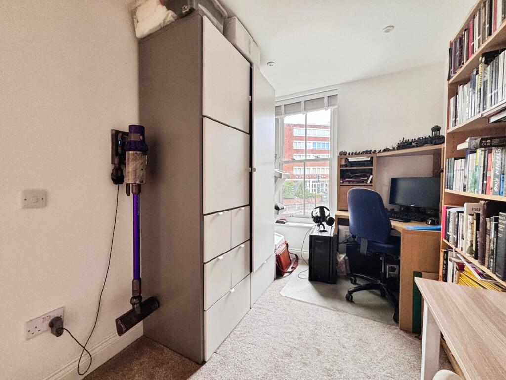 Apartment in Aylesbury, Buckinghamshire - More