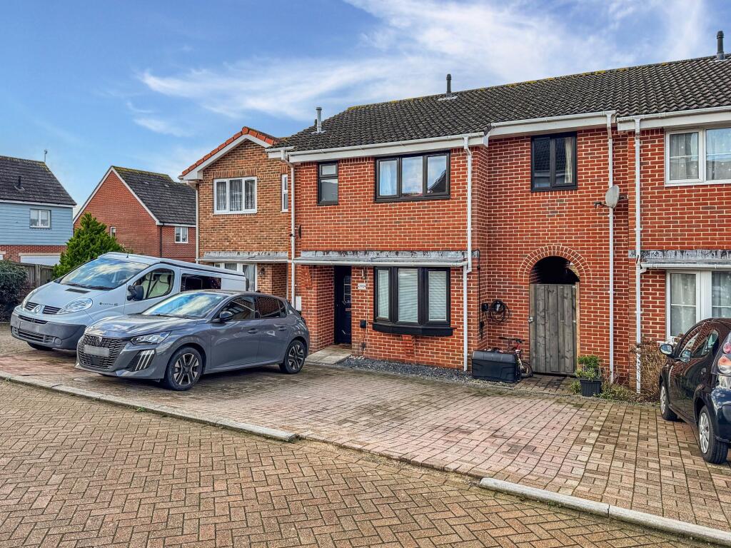3-bed house on Kingslea Park, East Cowes, PO32, £245,000