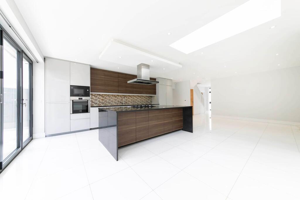 5 bedroom semi-detached house for rent
