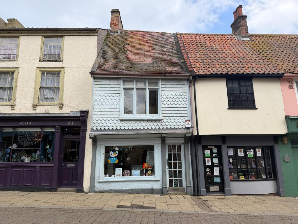 Main image of property: 102 High Street, Lowestoft, Suffolk NR32 1XW