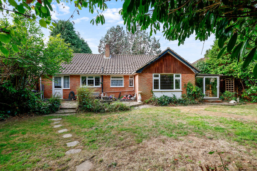 Greenfields Close, Horley, Surrey, RH6 photo 2