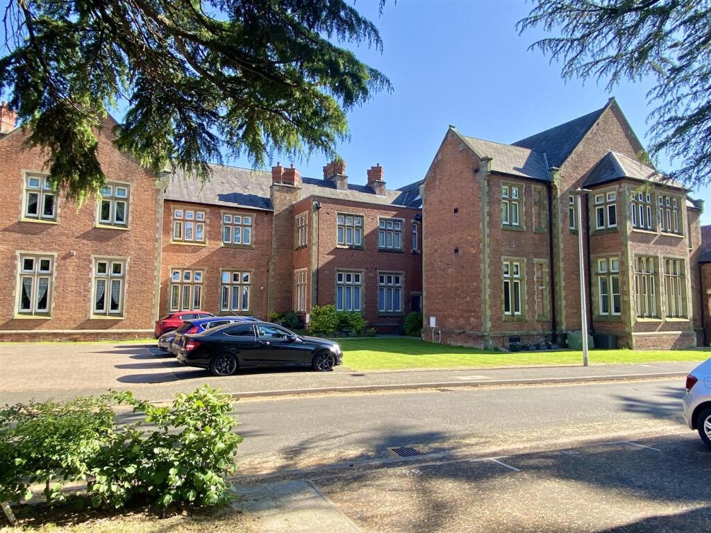 1-bed flat on 89 Leighton Park, Bicton Heath, Shrewsbury, SY3 5FS, £154,950