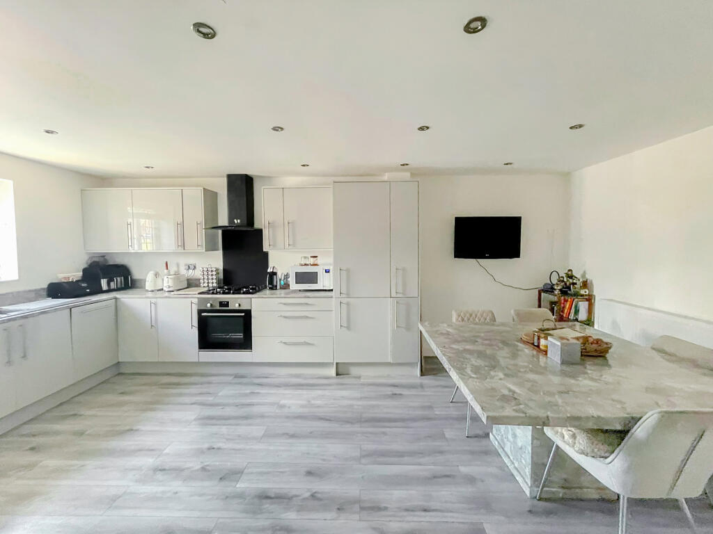 House in Wakefield - View 5