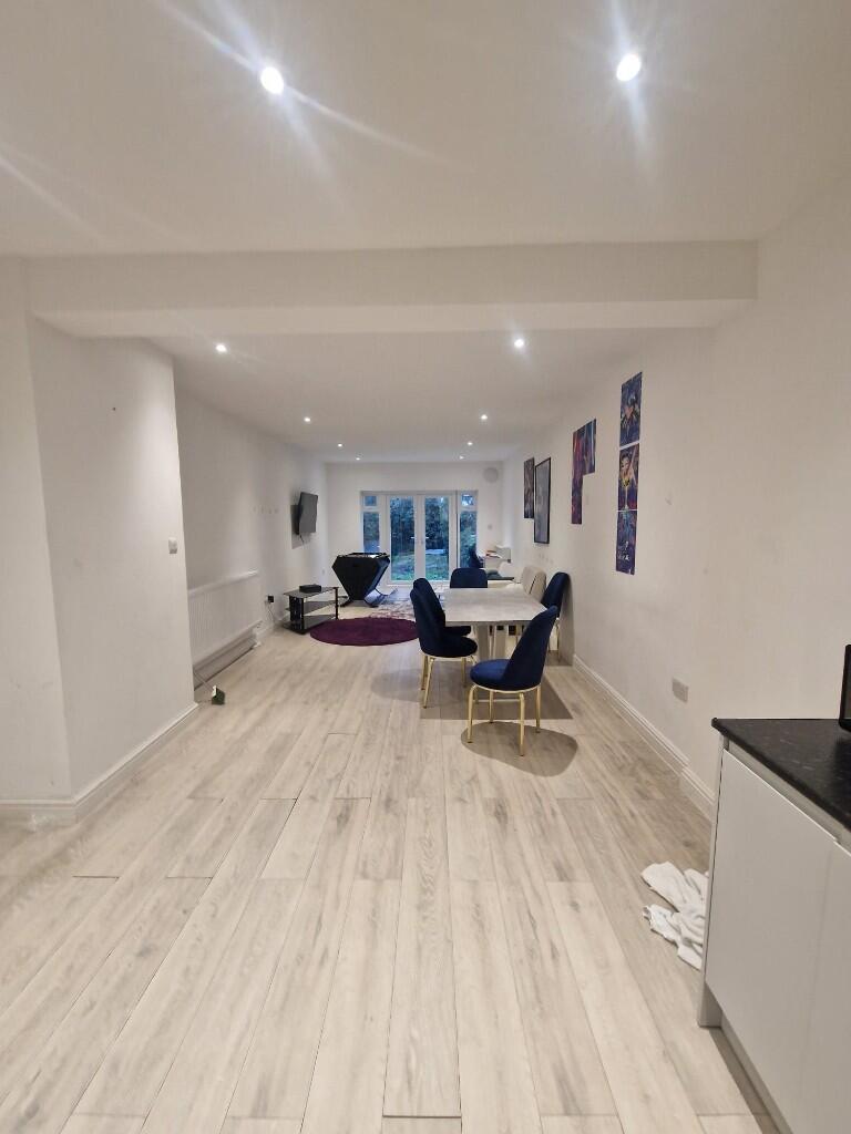 Main image of property: Park Road, London, NW4