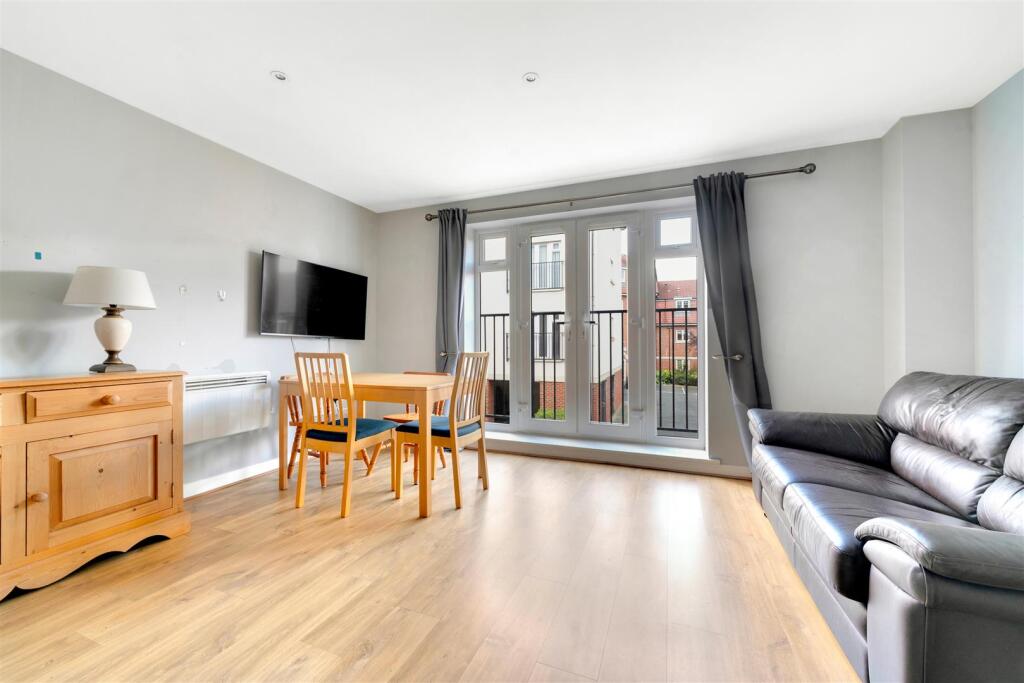 Apartment in Sutton - View 4