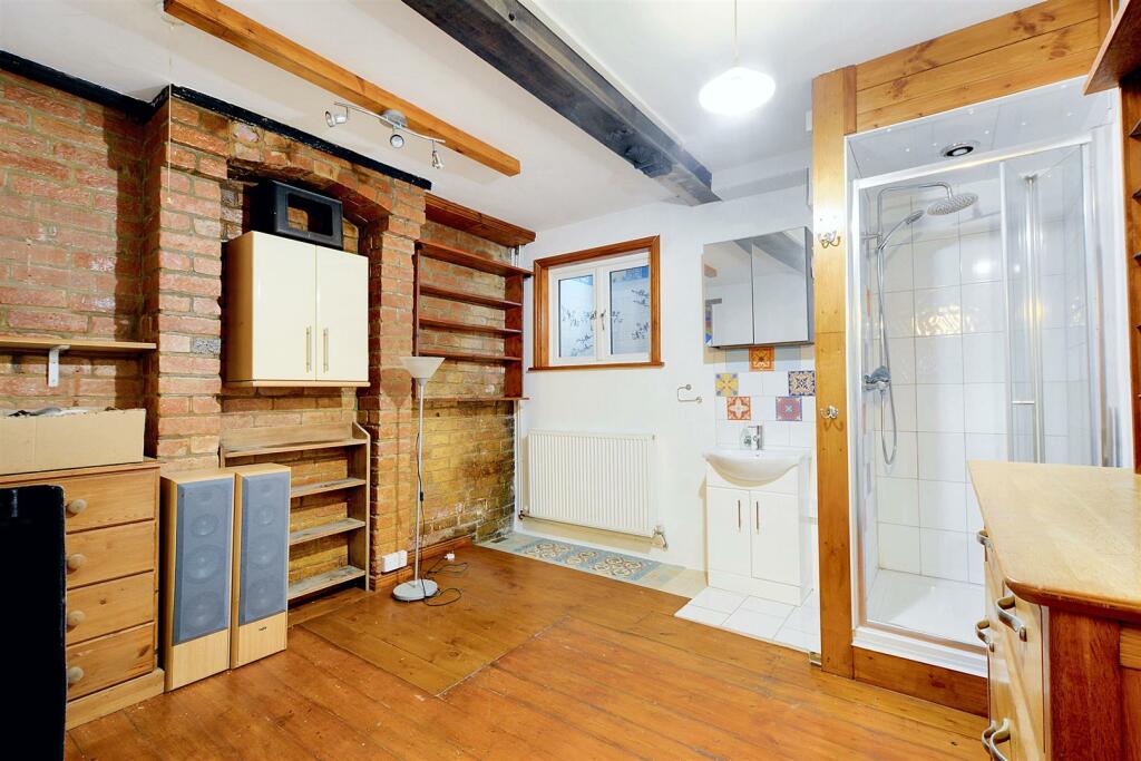 House in Nottingham, Hyson Green - View 4