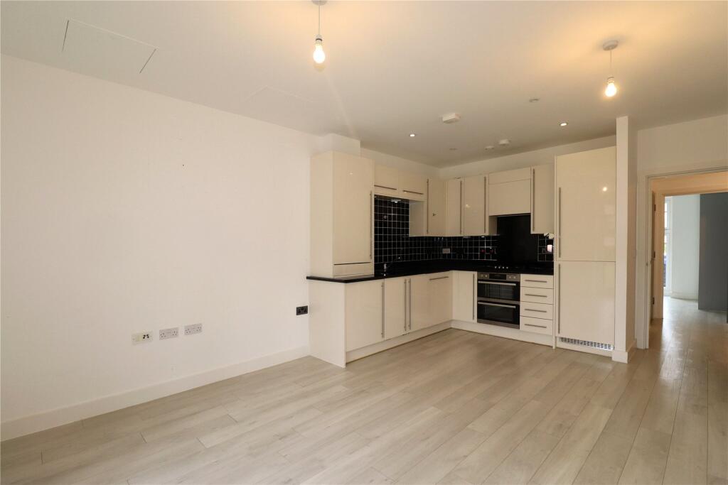 Apartment in Woking, Surrey - View 3