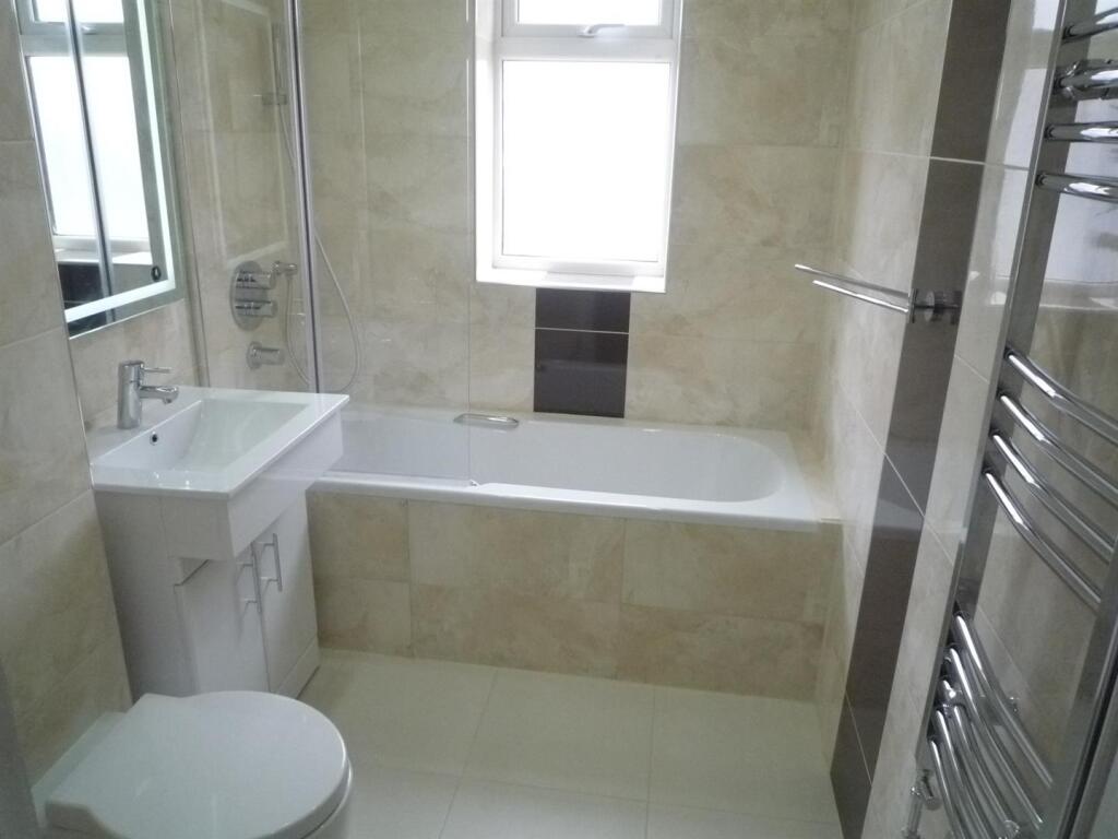 Apartment in Ilford - View 4