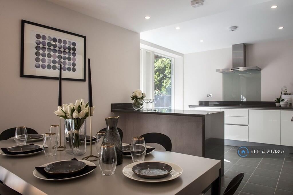 Main image of property: Kings Avenue, London, SW4