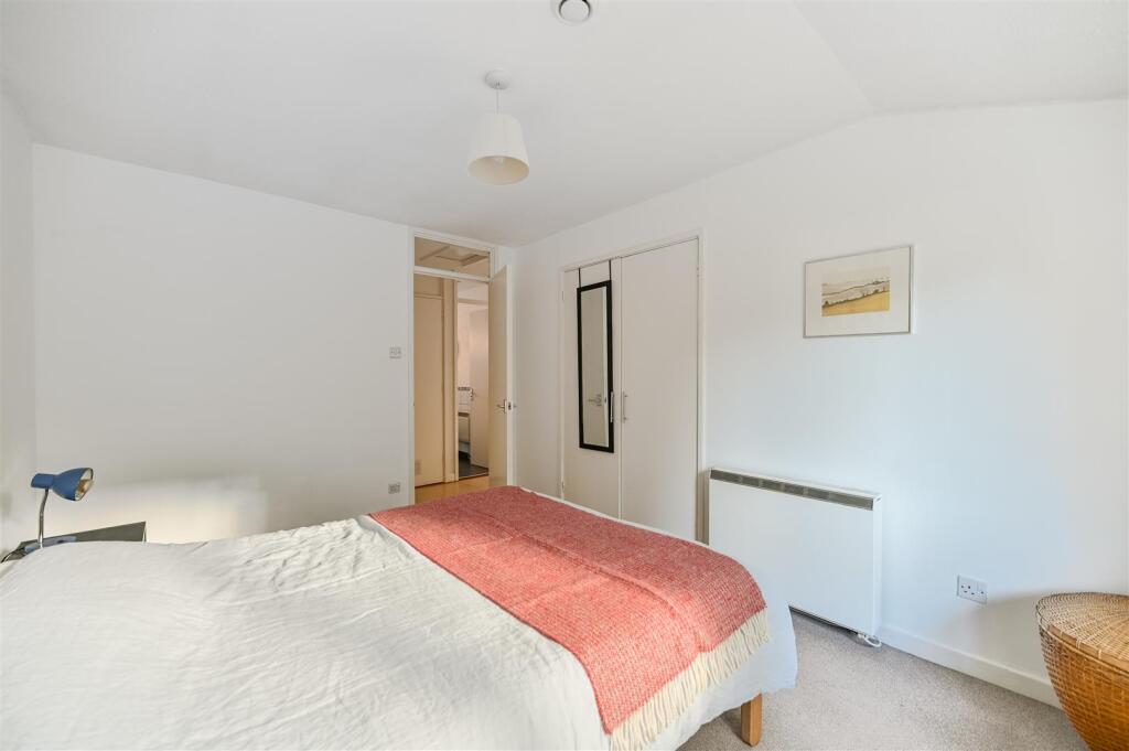 Apartment in Reading - View 4