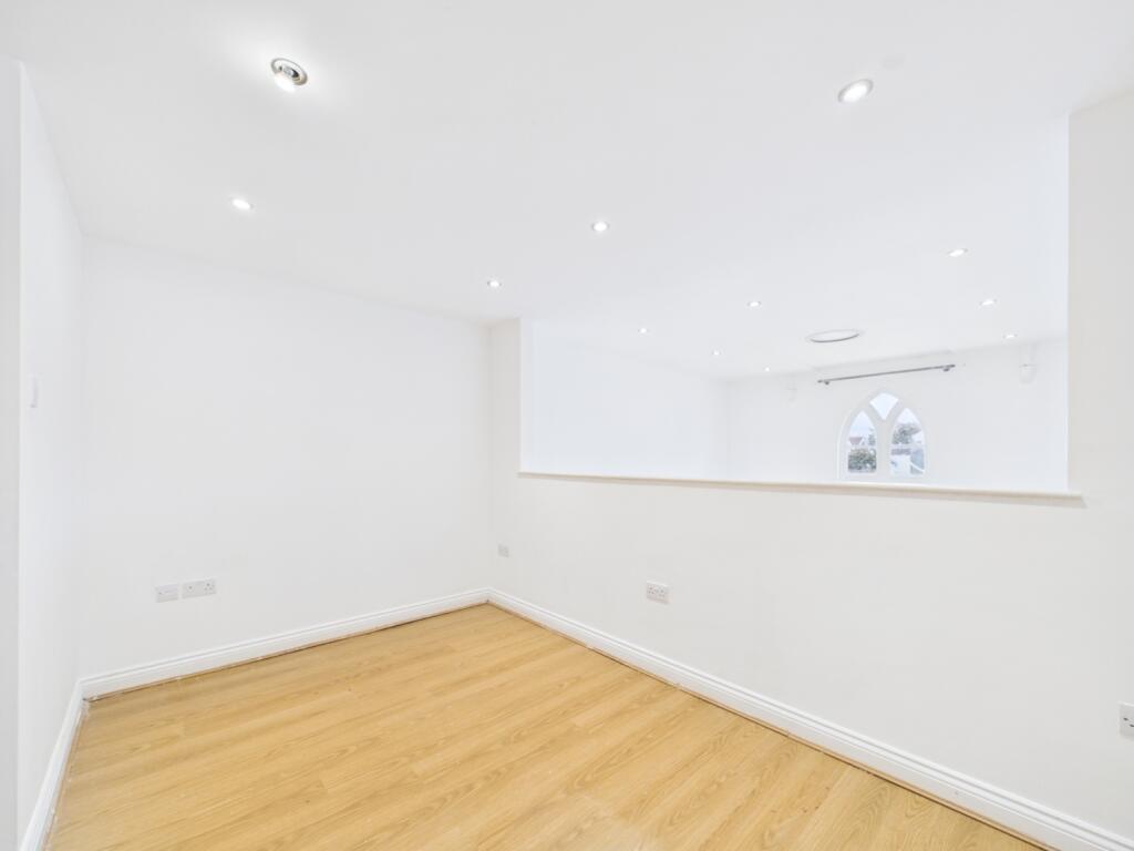House in Gloucester - View 5