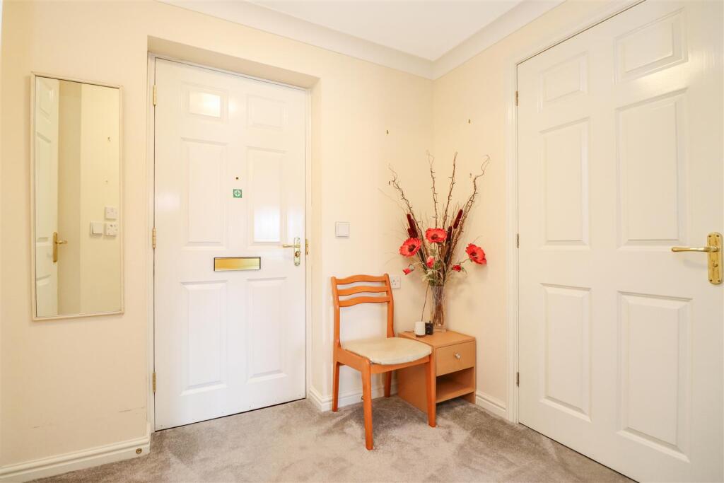 Apartment in Horsham, West Sussex - More