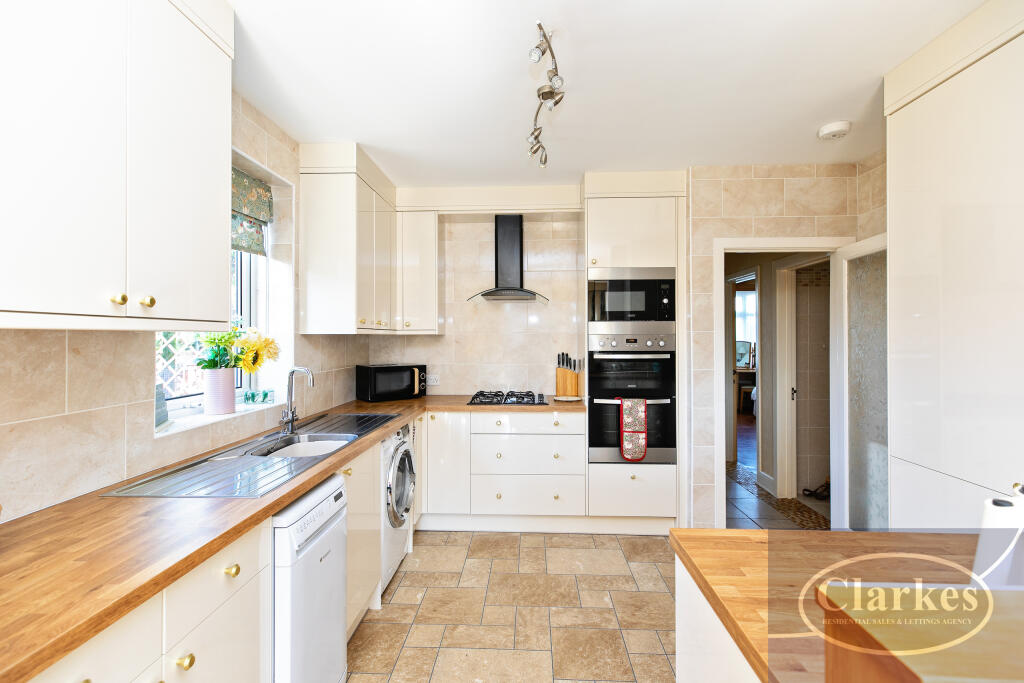 House in Kinson, Ensbury, Bournemouth - More