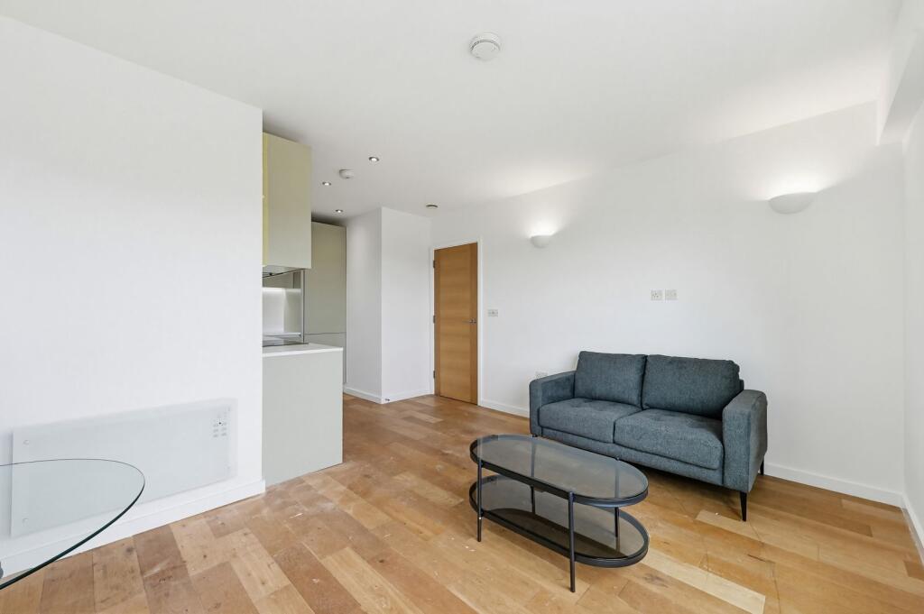 Apartment in Spelthorne, The Dolphin Estate, Charlton - View 2