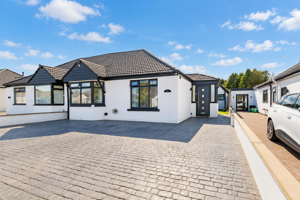 Main image of property: Cae Leon, Barry