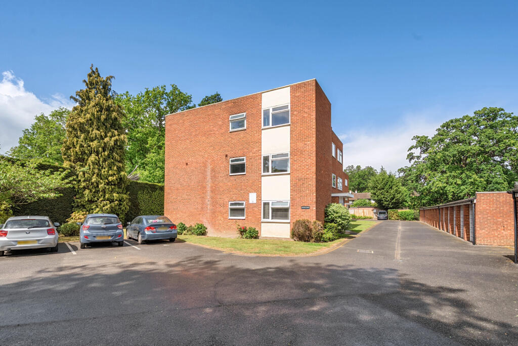 2-bed flat on Alwyne Court, Horsell, Woking, GU21, £275,000