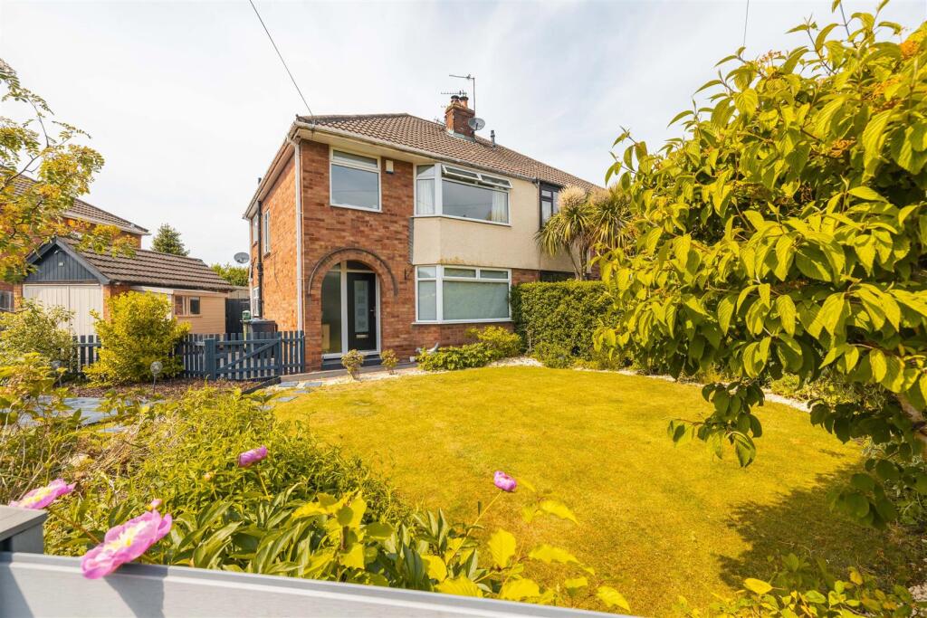3-bed semi-detached on Abbots Way, Neston, Cheshire, £350,000