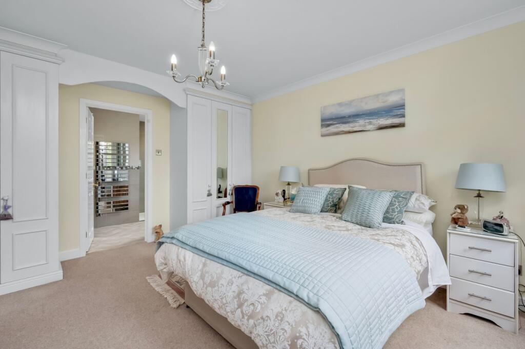 Apartment in Elmbridge, Weybridge - More