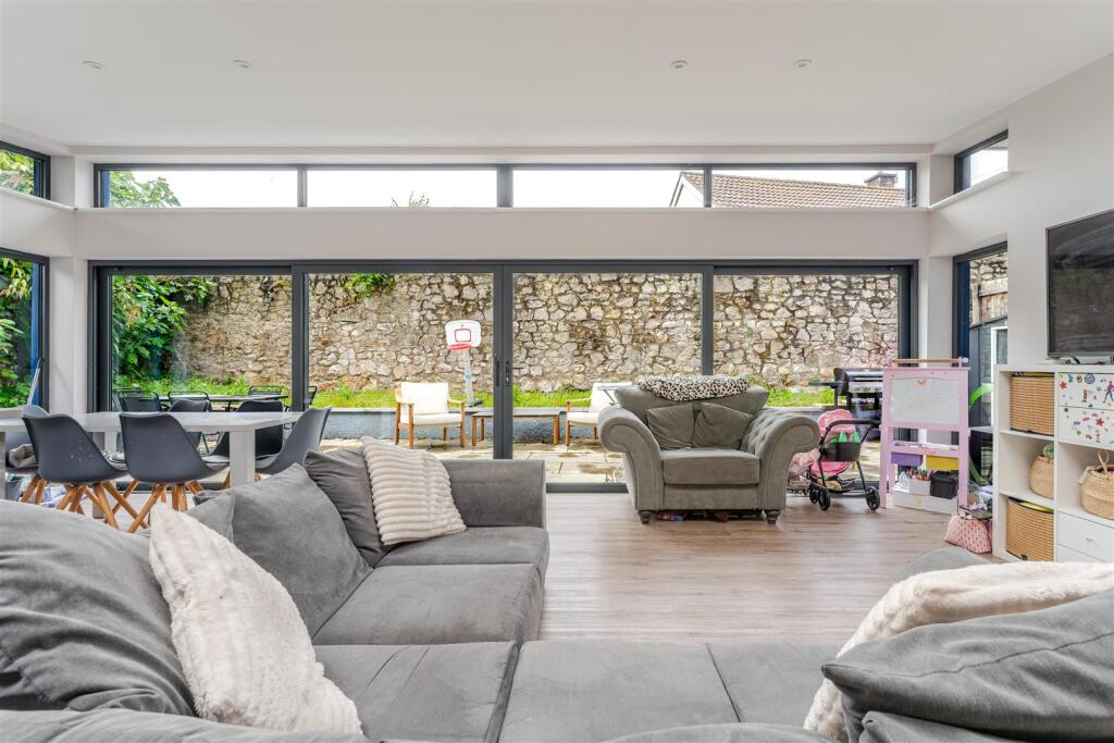 Modern bungalow on Worle's hillside photo 4