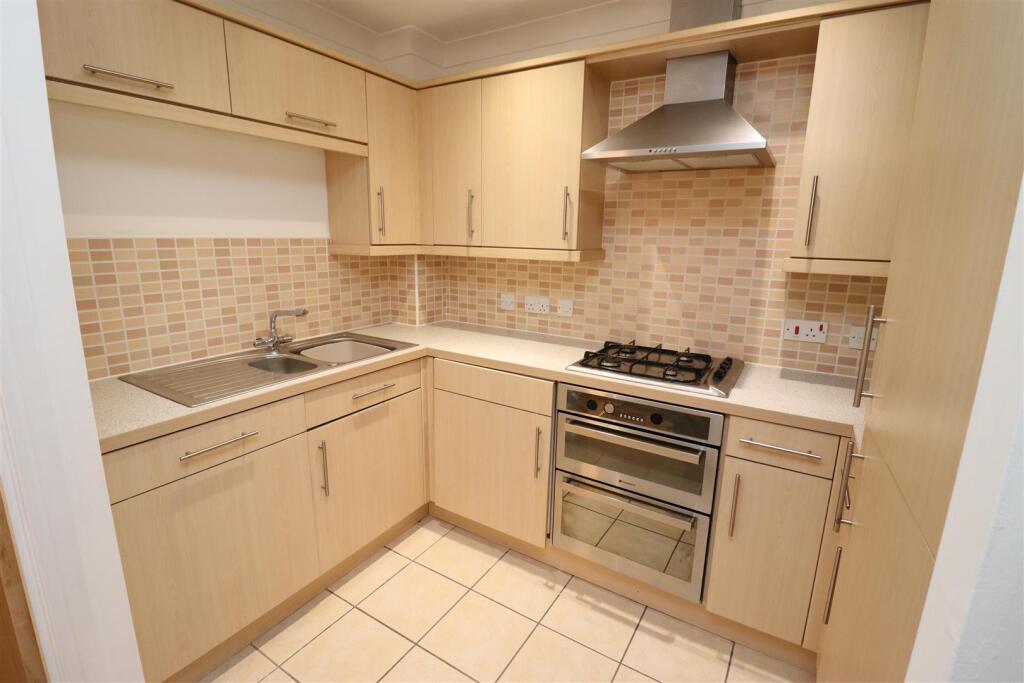 6 Robin Close, Brough photo 3