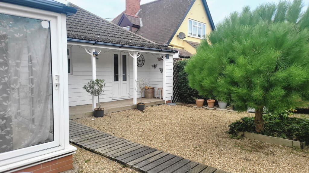 3-bed bungalow on Roman Bank, Chapel St. Leonards, Skegness, PE24 5QX, £250,000