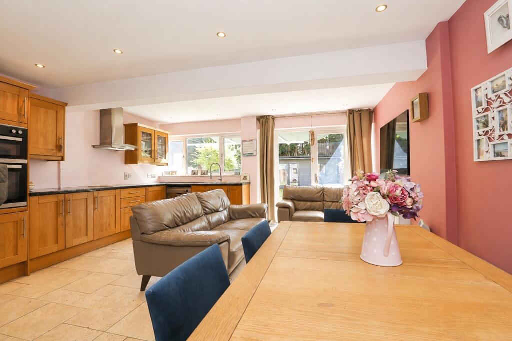 House in Southend-on-Sea - More