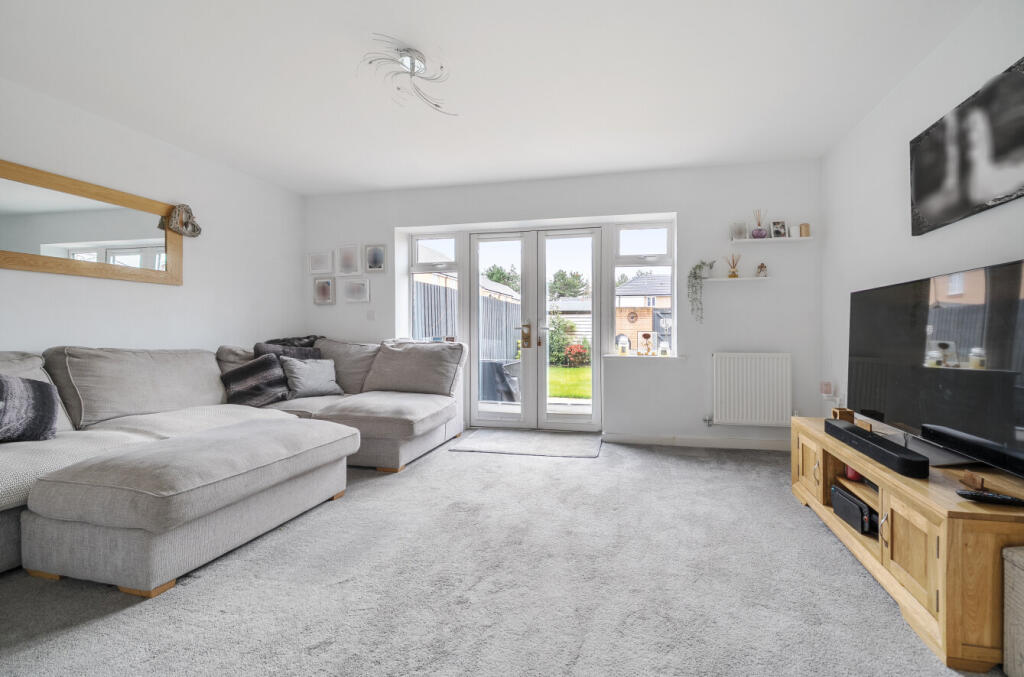Falcon Way, Bracknell, Berkshire photo 4