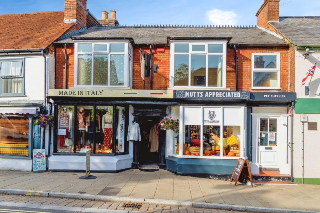 2-bed flat on High Street, Lyndhurst, Hampshire, SO43, £225,000