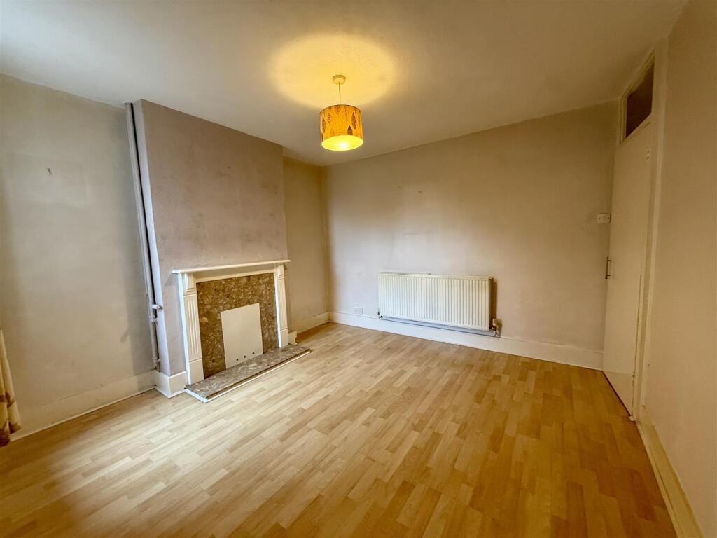 House in Blackwater, Darby Green, Yateley - View 4